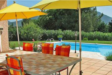 Location de vacances pour 6 personnes, avec balcon ainsi que jardin et piscine, adapté aux familles à Le Plan-de-la-Tour