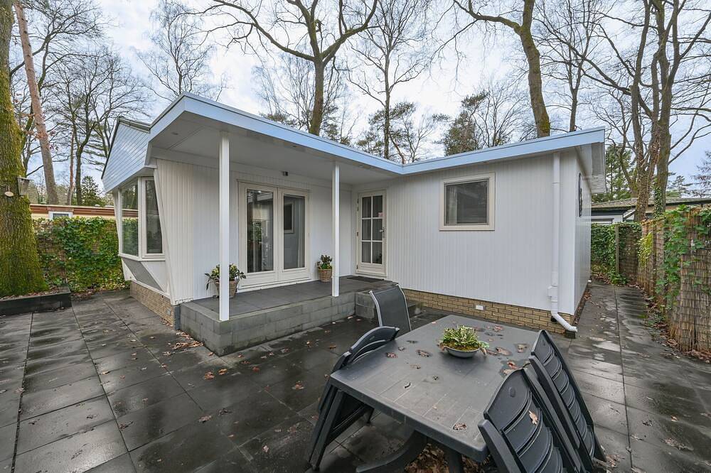 Spacious luxury 4 person Chalet in the middle of the Veluwe in Veluwe