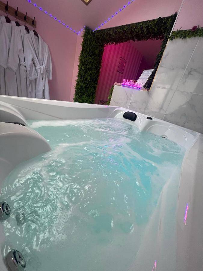 Maison Spacieuse Jacuzzi Wifi Netflix in Quiévrechain, Région de Valenciennes