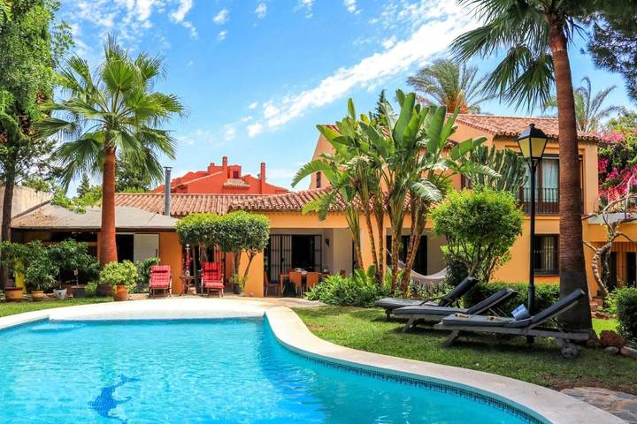 Villa für 16 Personen, mit Balkon und Whirlpool sowie Terrasse und Garten in Marbella Zentrum