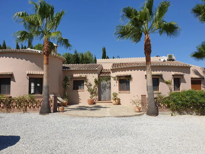 Alojamiento y desayuno para 2 personas, con vistas además de piscina y jardín - 1