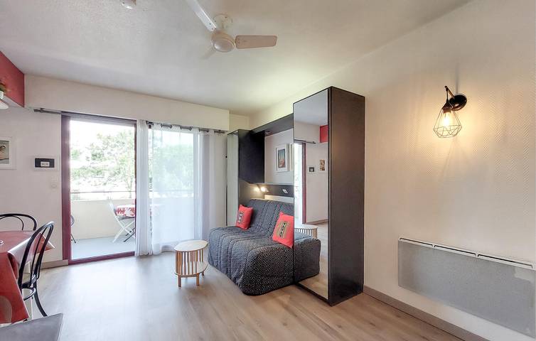 Entire holiday apartment, Cozy Apartment 600m from Beach with Pool and Free Parking in La Rochelle, La Rochelle region