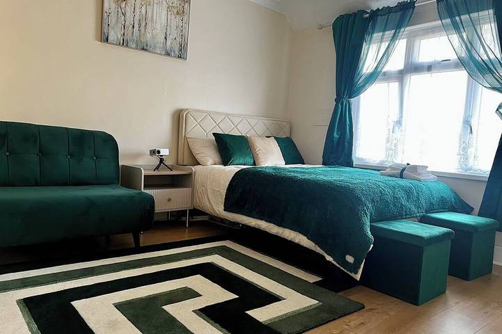 Luxurious Cozy 4-Bedroom Home near Lhr in Municipio de Hounslow, Londres