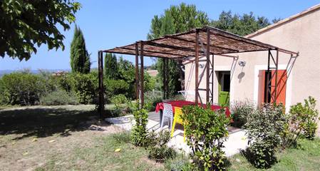 Gîte pour 6 personnes, avec piscine ainsi que jardin et terrasse à Entrechaux