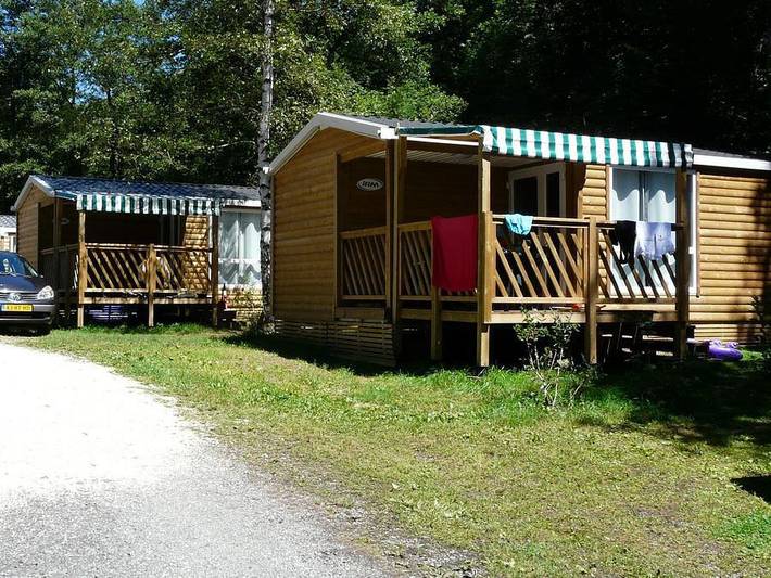 Flower Camping Ser Sirant - Mobilheim 6 personen - Mobilheim „Standard Loggia“ 26 m² – 2 Schlafzimmer + überdachte Terrasse 9 m² + Tv, 4–6 Personen in Cholonge, Isère