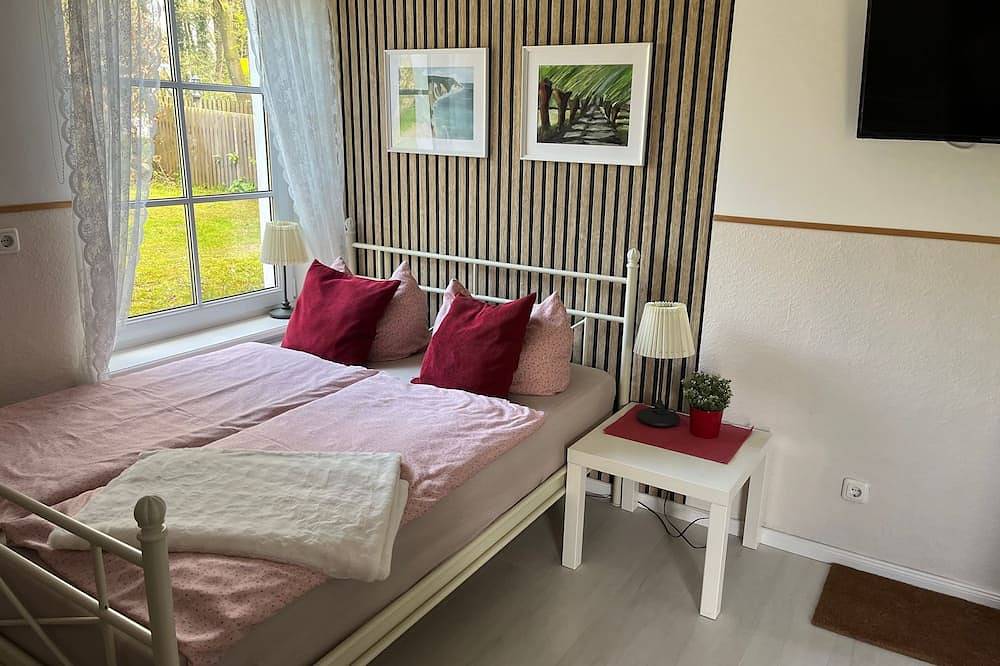 Ganze Wohnung, Fewo Eg im roten Haus am Ostsee Radweg Ovs 103 - 1-Raum-Ferienwohnung (2 Pers.) in Blowatz, Neuburg