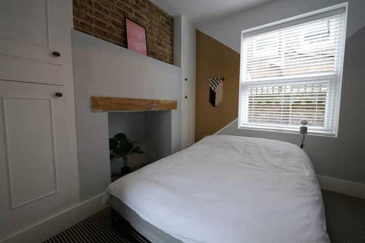 Ganze Wohnung, Trendy quirky ground floor Victorian garden flat in Worthing, West Sussex