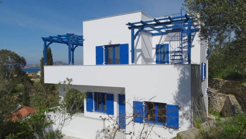 Location de vacances pour 5 personnes, avec jardin et piscine ainsi que vue sur le lac et vue dans Gialova - 3