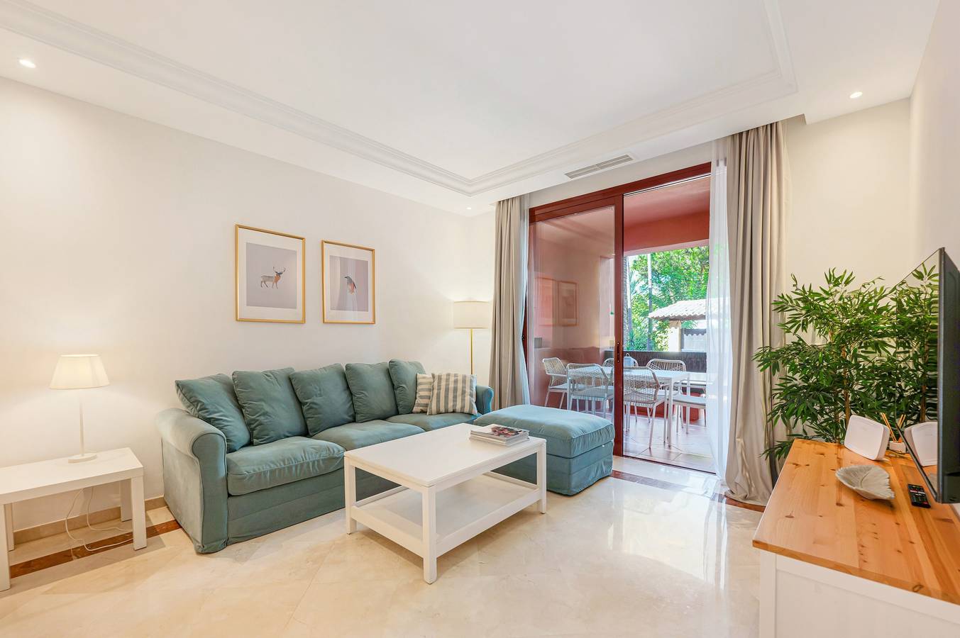 Apartamento entero, Apartamento 'Don Carlos Marbella Beach' con Piscina Compartida, Wi-Fi y Aire Acondicionado in Marbella Este, Marbella