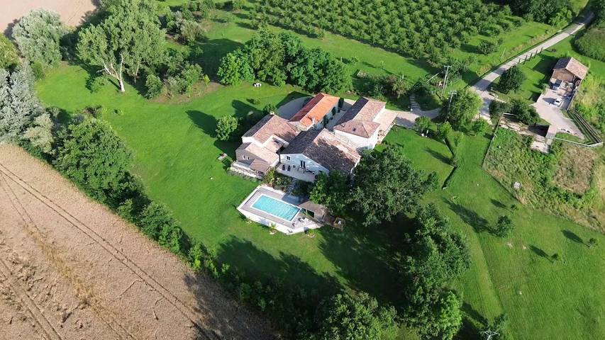 Gîte pour 4 personnes, avec terrasse ainsi que jardin et piscine