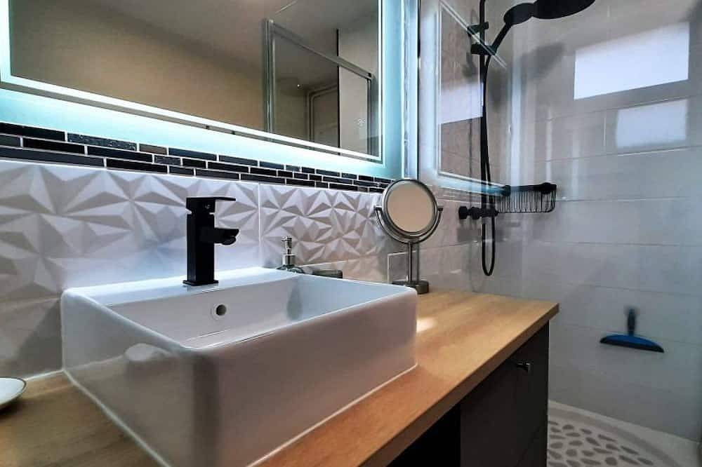 Appartement entier, Gîte 3* 'le temps d'une pause' avec piscine in Coubon, Haute-Loire