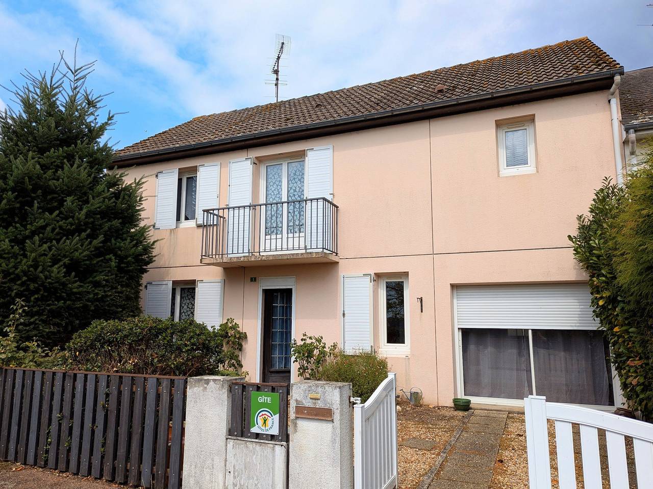 Gemütliches Haus mit Terrasse in der Nähe des Zentrums, 5 Schlafzimmer, 3 Bäder, Parkplatz verfügbar in Sully-sur-Loire, Sologne