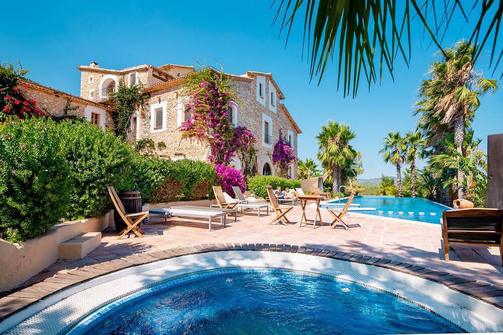 Perfect for events and groups with sauna and infinity pool and well equipped gym in Sant Pere de Ribes, Garraf