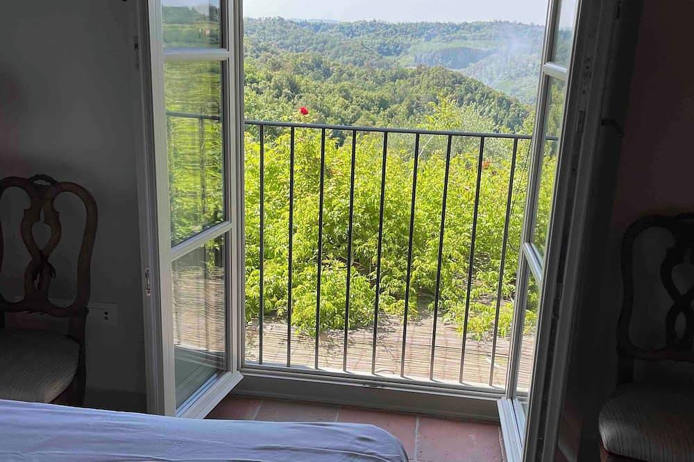 Villa in Palaia with stunning views and unique setting, 3 bedrooms (sleep 6) in Palaia, Pisa Provinz