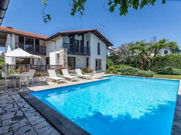 Villa pour 8 personnes, avec piscine ainsi que vue et balcon au Pays basque
