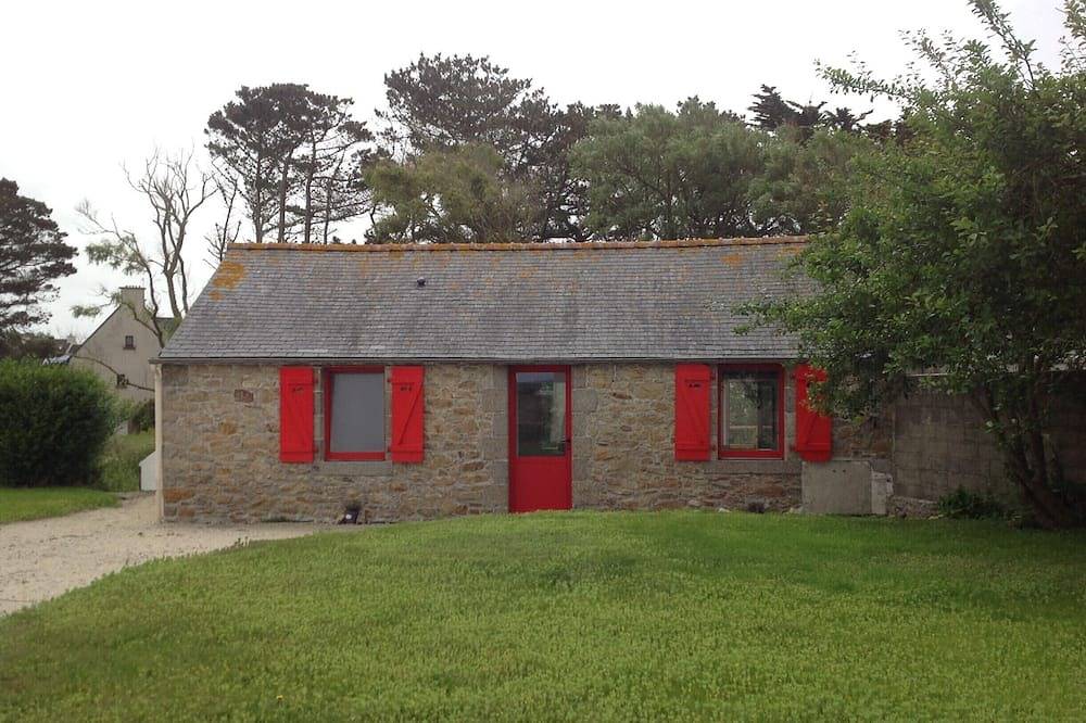 Petite maison bretonne à 2 pas de la mer avec terrasse et grand jardin. in Lampaul-Plouarzel, Région de Brest