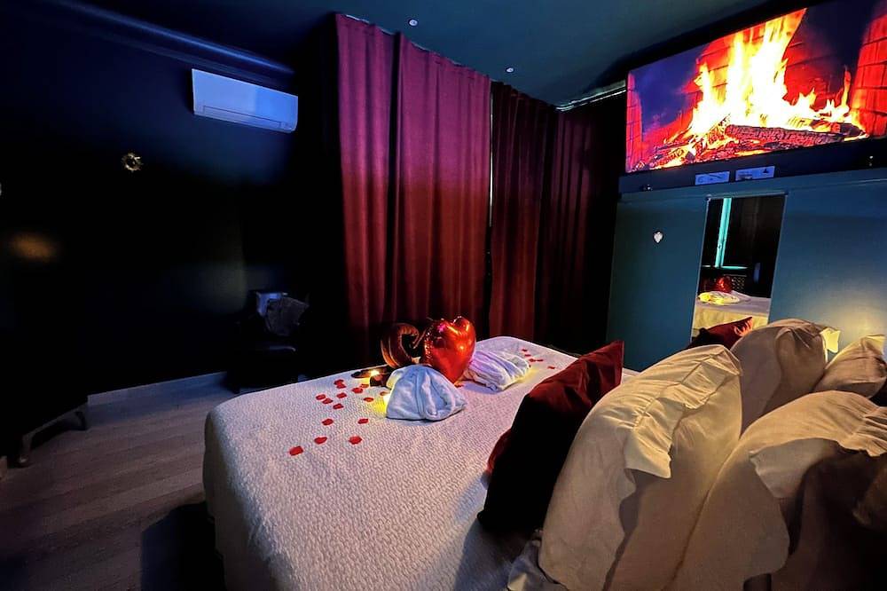 Entire apartment, Mieuxqualhotel Le Carré in Bordeaux, Bordeaux region
