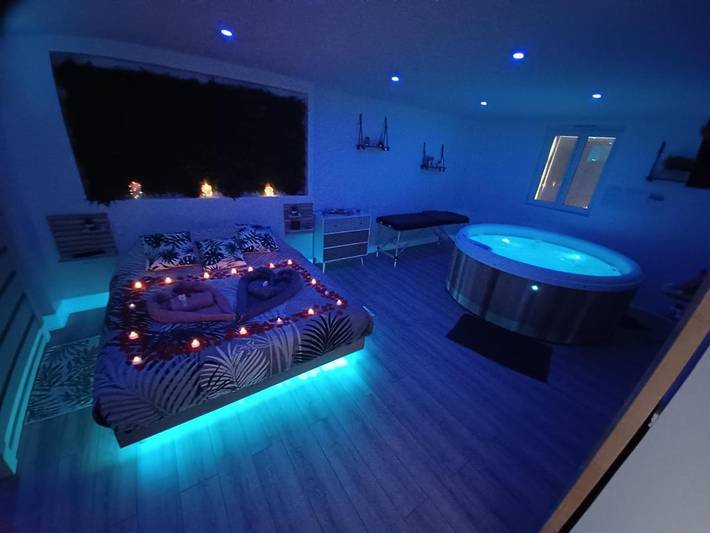 Hôtel pour 4 personnes, avec Jacuzzi et Terrasse ainsi que Jardin et Sauna