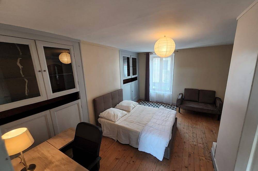 Maison 10personnes+1banquette pour 1 enfant Jardin 300M2 et barbecue avec bois in Villiers-sur-Morin, Seine-et-Marne