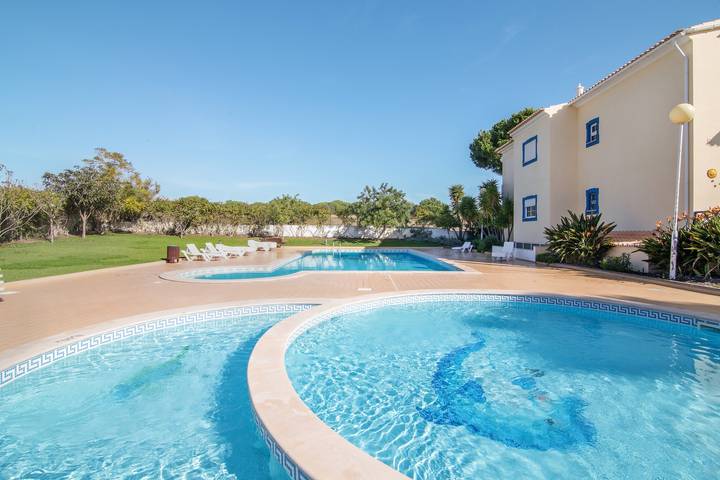 Gîte pour 5 personnes, avec bassin pour enfant ainsi que balcon et jardin dans Olhos de Água - 2