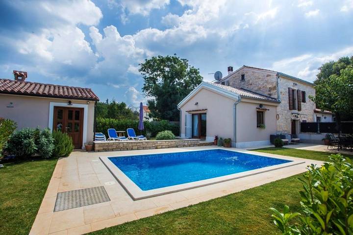 Ferienhaus für 4 Personen, mit Pool und Garten