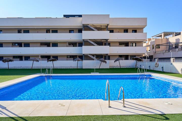 Apartamento entero, Apartamento 'Ático de 2 Habitaciones' con Vistas al Mar, Wi-Fi y Aire Acondicionado in Benajarafe, Vélez-Málaga