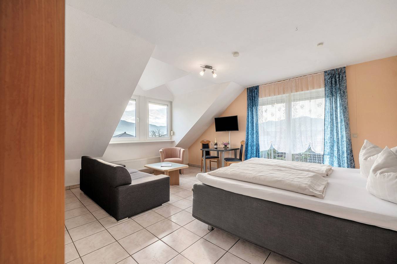 Entire apartment, Apartment 'Fewo Goofy' with Mountain View, Private Garden and Wi-Fi in Thörnich, Moseleifel
