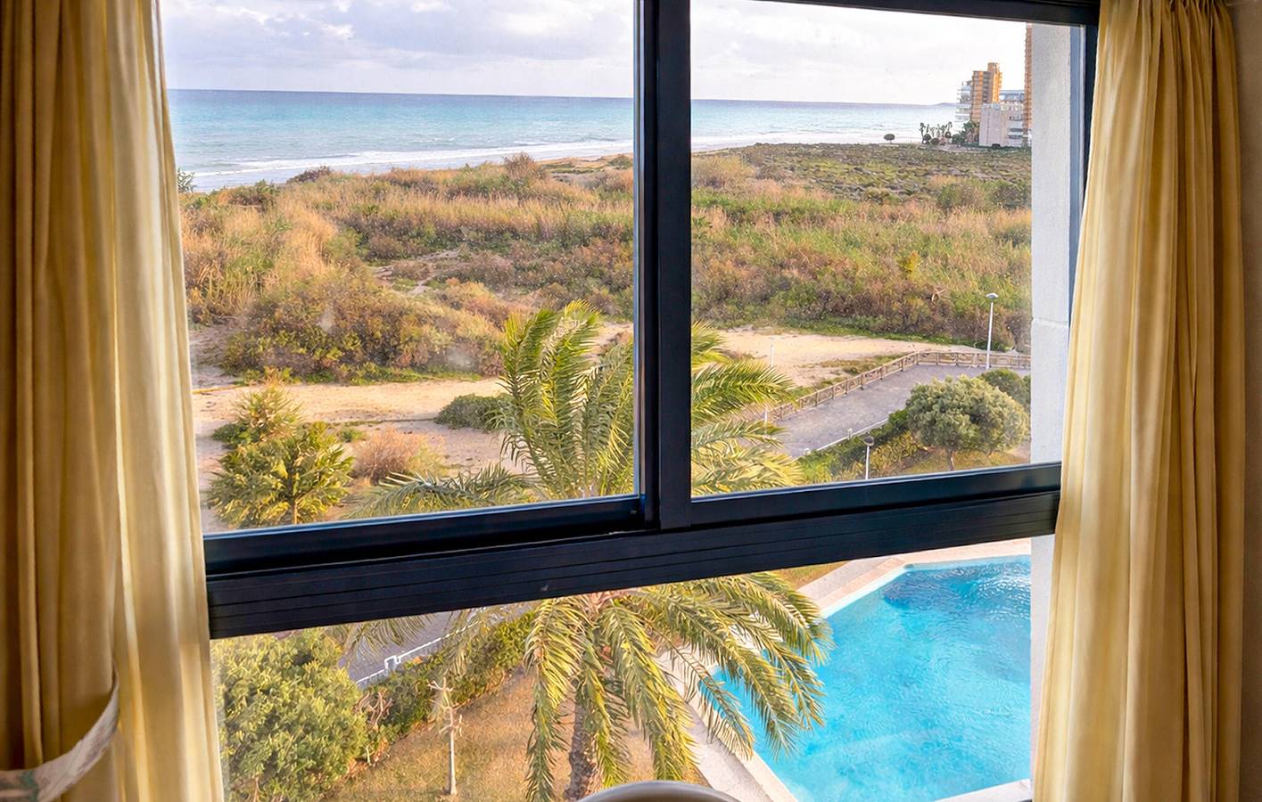 Entire holiday apartment, Seaside Retreat: 2km to Almadrava Beach with Pool & Terrace in el Campello, Costa Blanca