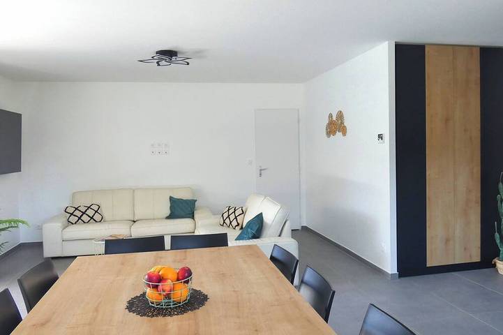 Location de vacances pour 2 personnes, avec balcon ainsi que jardin et jacuzzi à Charavines - 4