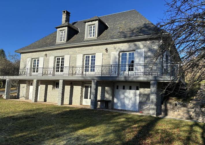 Location de vacances pour 8 personnes, avec vue ainsi que sauna et jardin à Meymac