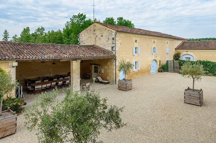 Location de vacances pour 17 personnes, avec Balcon et Jardin à Cherves-Richemont