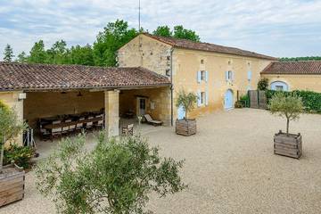 Location de vacances pour 17 personnes, avec balcon et jardin, animaux acceptés à Cherves-Richemont