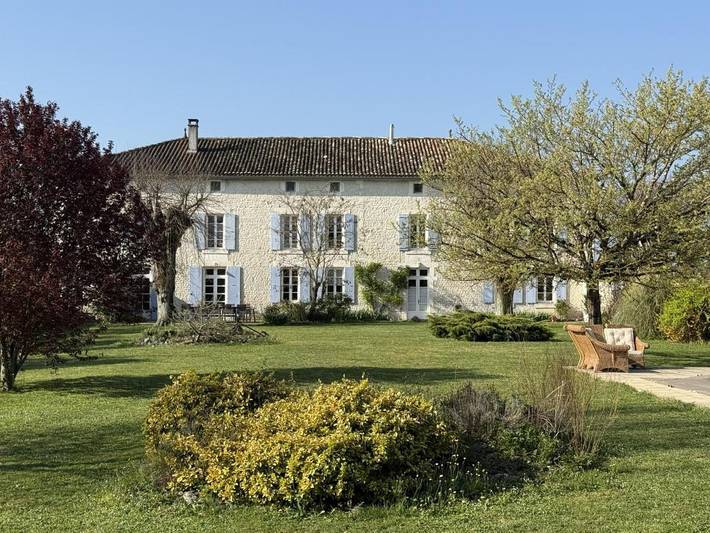 Location de vacances pour 15 personnes, avec piscine ainsi que vue et jardin, adapté aux familles à Saint-Palais-du-Né - 2