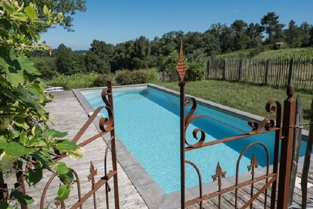 Beautiful house with private pool, Wi-Fi, and pets allowed in Biron, Périgord Pourpre