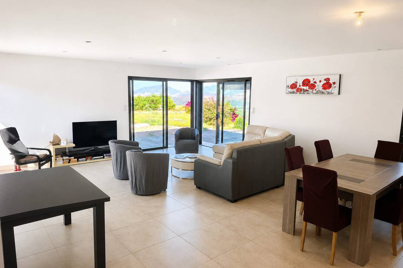 Appartement entier, Maison spacieuse avec vue sur mer et montagne in Bastelicaccia, Région d'Ajaccio
