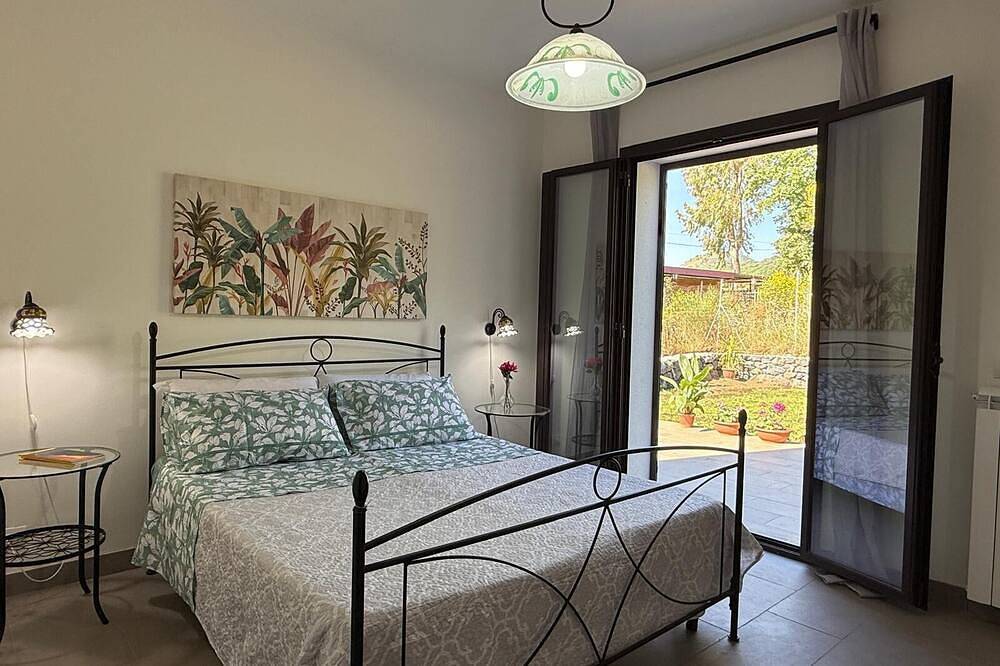 Villa between the sea and the volcano Etna with jacuzzi, private pool and garden in Zafferana Etnea, Etna