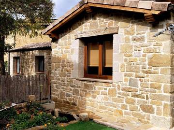 Casa rural con piscina para 8 personas, con piscina además de vistas y jardín en Navarra
