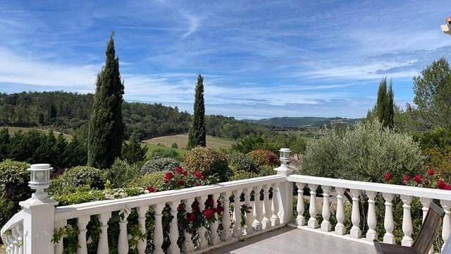 Location de vacances pour 8 personnes, avec piscine ainsi que vue et terrasse à Verzeille - 2