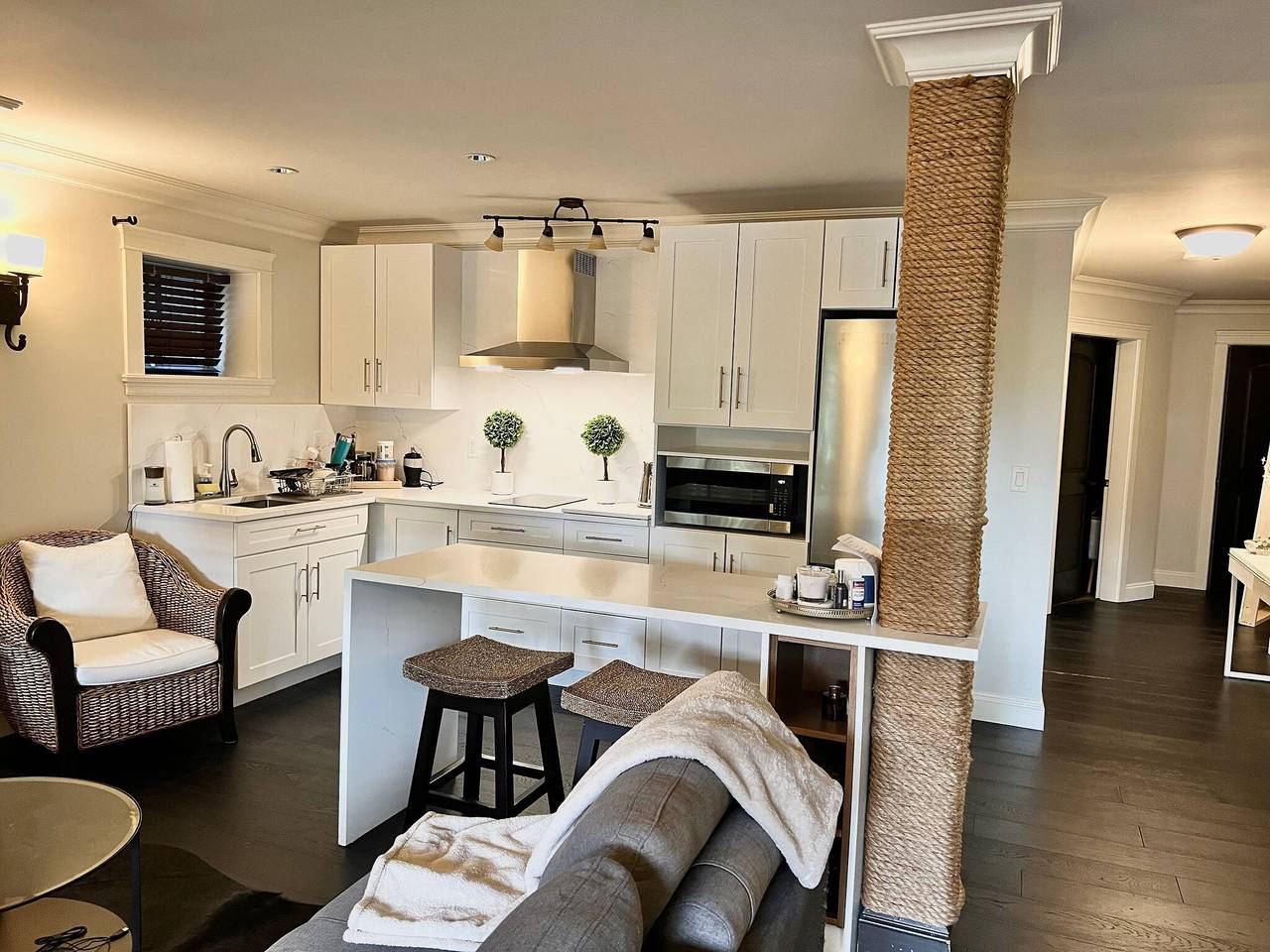 Suite privada de 1 dormitorio con sala de estar y cocina in Surrey (BC), Columbia Británica