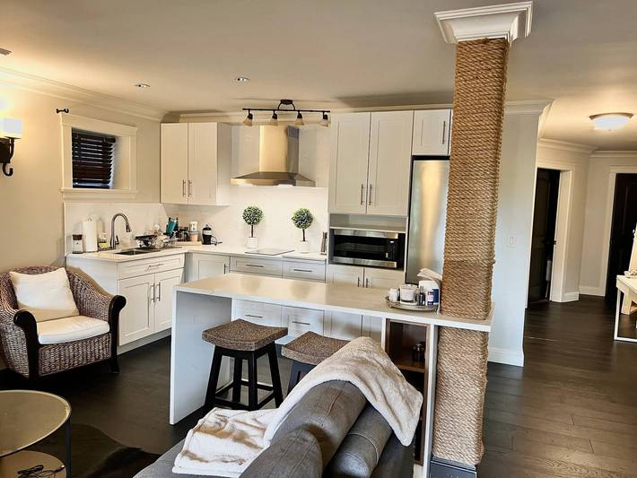 Suite privada de 1 dormitorio con sala de estar y cocina in Surrey (BC), Columbia Británica