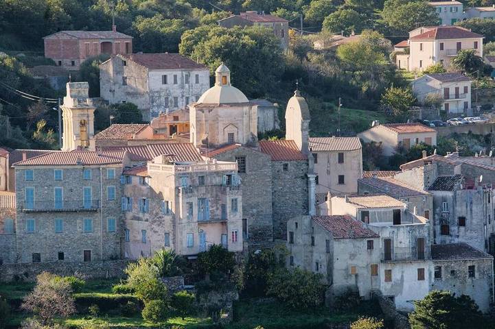 Location de vacances pour 4 personnes, avec terrasse ainsi que jacuzzi et piscine à Cateri - 4