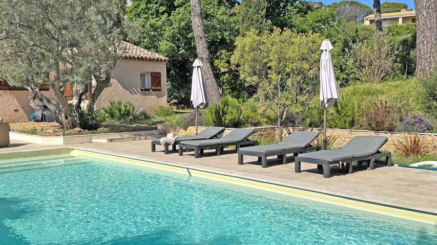 Gîte pour 8 personnes, avec piscine ainsi que jardin et terrasse, adapté aux familles dans Plage de la Garonnette - 4