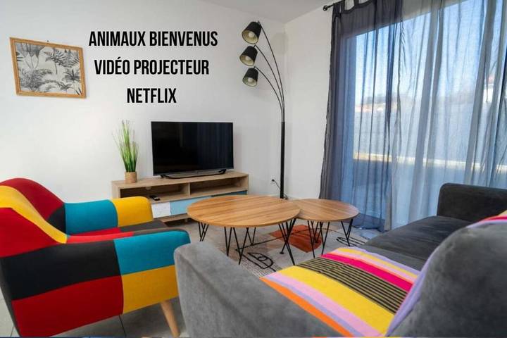 Gîte pour 11 personnes, avec vue et terrasse à Giroussens