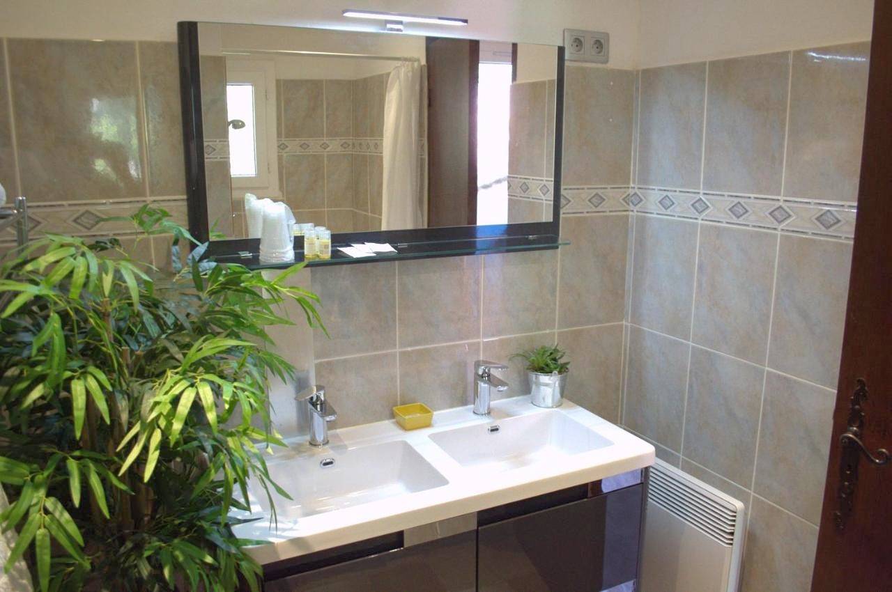 Double Room with Private External Bathroom in Saint-Antonin-du-Var, Région de Brignoles