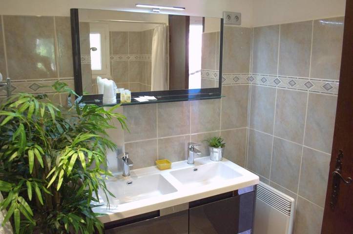 Hôtel pour 2 personnes, avec jardin ainsi que piscine et vue, animaux acceptés à Saint-Antonin-du-Var - 3