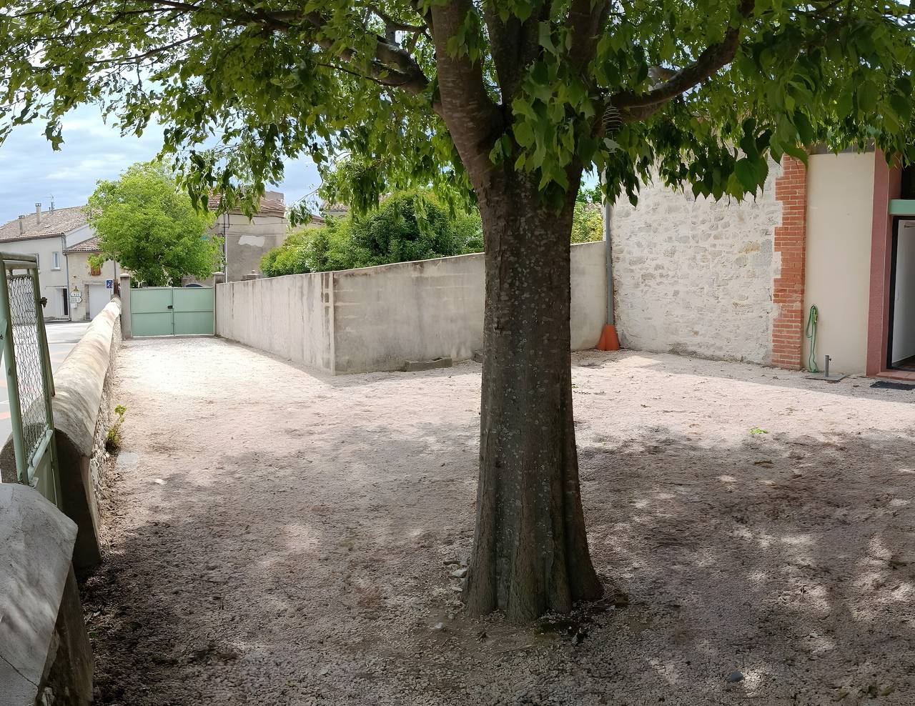 Le Gîte Du Vieux Mûrier Côté Est : jardin privé, Wi-Fi et climatisation in Saint-Jean-de-Serres, Région d'Alès