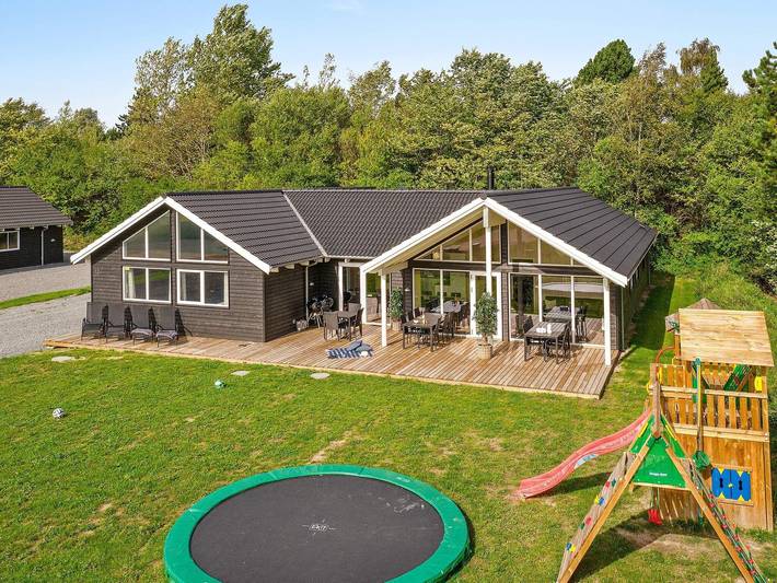 Ferienhaus für 16 Personen, mit Terrasse und Pool