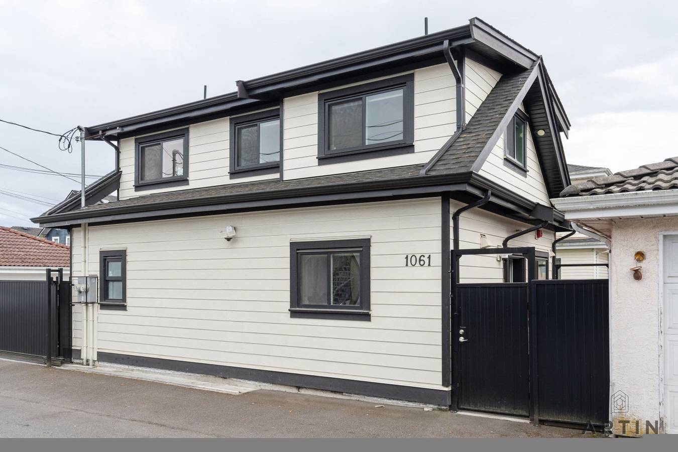 Modern Coach House | Private · Bright · Central in Vancouver, British Columbia