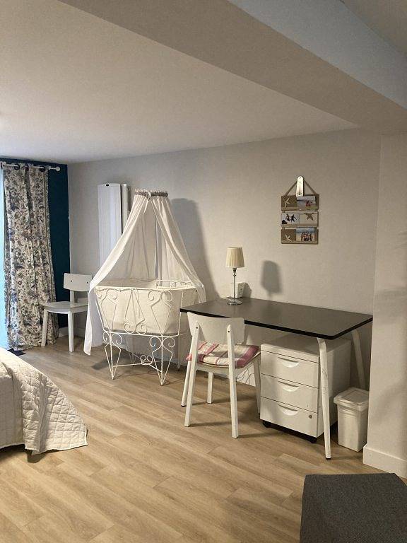 Studio entier, 30 min de Paris en train, studio 42 m² in Verneuil-sur-Seine, Yvelines