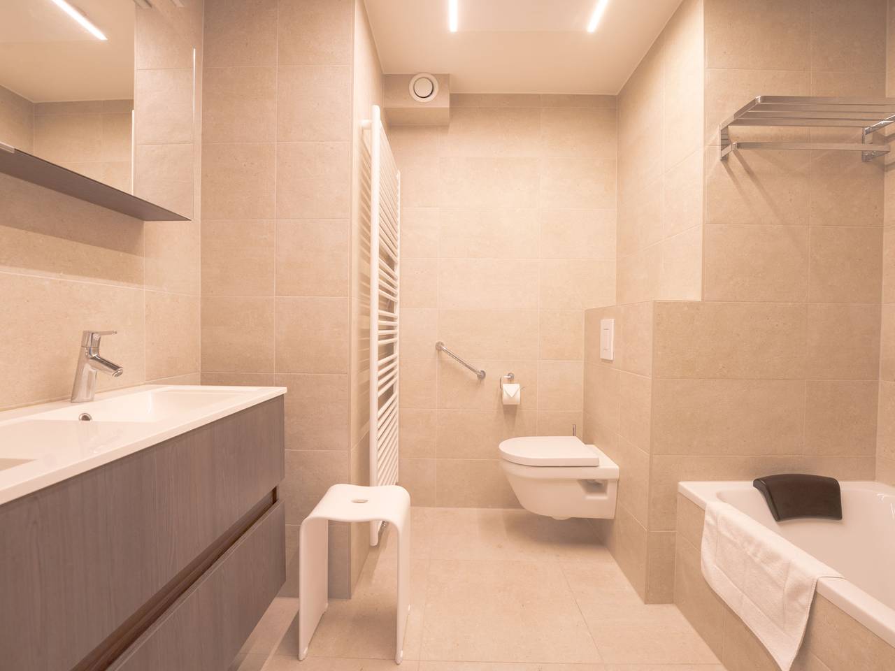 Entire apartment, Whispering Waves with parking & terrace in Blankenberge, Belgian Coast